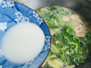 猪肝菠菜汤,淋入水淀粉