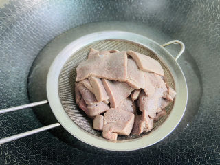 猪肝菠菜汤,焯烫至变色捞出沥干水分