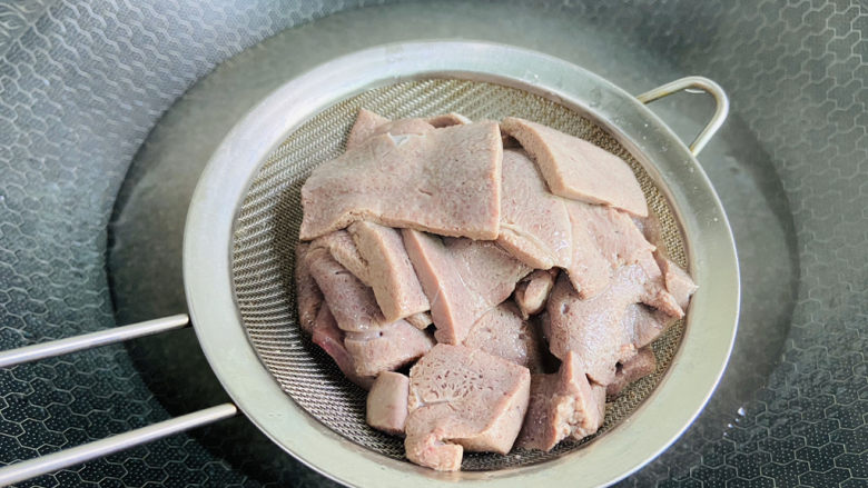 猪肝菠菜汤,焯烫至变色捞出沥干水分