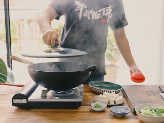 鲫鱼汤,盖锅大火炖煮15分钟
