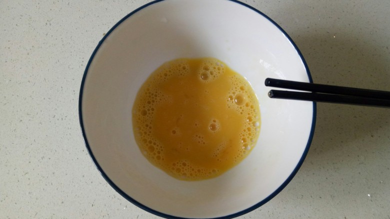 黄金小馒头,用筷子将鸡蛋搅打均匀