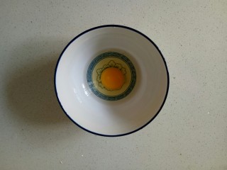 糖水鸡蛋,鸡蛋一个打入碗中备用