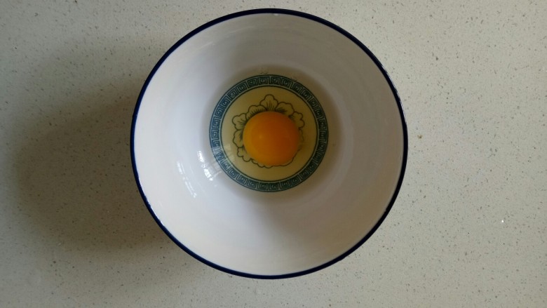 糖水鸡蛋,鸡蛋一个打入碗中备用