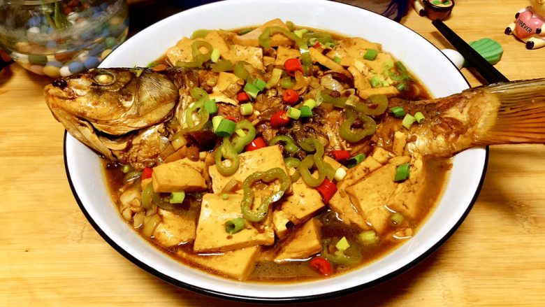 家常鲤鱼炖豆腐➕ 藕花风细鲤鱼肥,成品，这道菜，做法简单，鲤鱼肉鲜味美，豆腐嫩而入味，高蛋白低脂肪，很适合家庭食用。