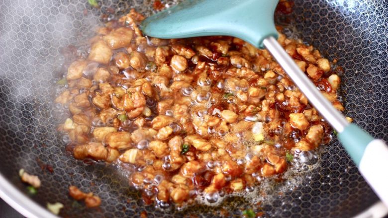 杏鲍菇酱肉发面包,小火慢慢把甜面酱炒出红油。