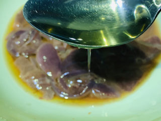 猪肝菠菜汤,加少许油，搅拌均匀，腌制十分钟；