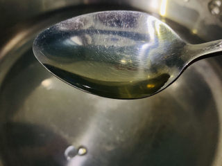 猪肝菠菜汤,加少许油，油可以保持菠菜翠绿；