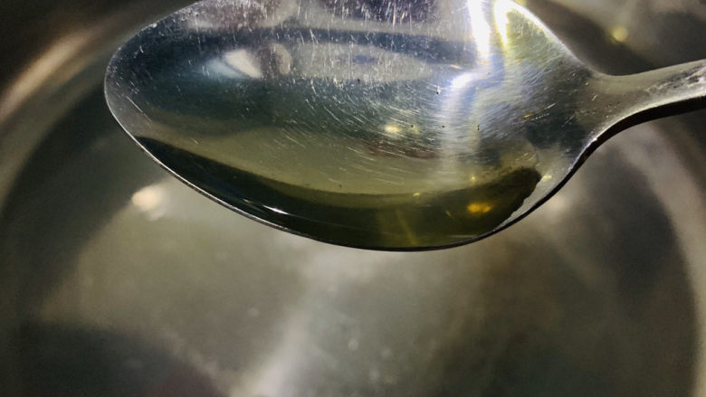 猪肝菠菜汤,加少许油，油可以保持菠菜翠绿；