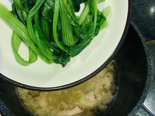 猪肝菠菜汤,猪肝大火煮开，宁愿多煮一会，不要追求嫩而没熟，加入捞好的菠菜；