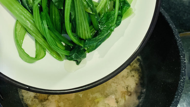 猪肝菠菜汤,猪肝大火煮开，宁愿多煮一会，不要追求嫩而没熟，加入捞好的菠菜；