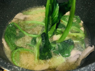 猪肝菠菜汤,加少许盐，搅拌下就可以出锅了；
