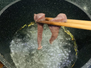 猪肝菠菜汤,用筷子夹起猪肝，放入锅里，用筷子夹，不要把腌制的汁也倒入；