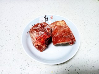 红焖牛肉,牛肉从冰箱冷冻拿出解冻