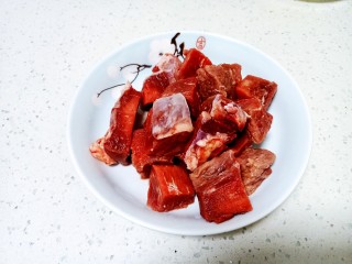 红焖牛肉,洗净后切成自己喜欢的大小。