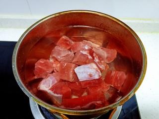 红焖牛肉,锅中放入适量清水，放入牛肉，水开后焯水。
