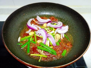 红焖牛肉,锅中放入适量油，放入郫县豆瓣酱炒出红油，放入葱、姜、洋葱