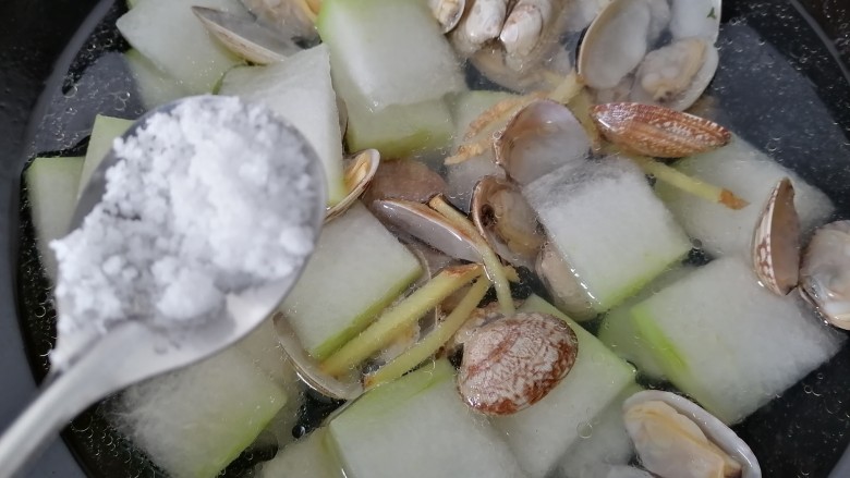 冬瓜蛤蜊汤,加入一勺盐调味