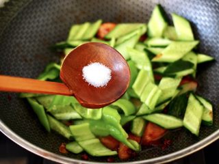 火腿肠酱爆黄瓜辣椒,根据个人喜好，加入适量的盐调味。