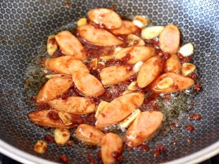 火腿肠酱爆黄瓜辣椒,中火继续翻炒至甜面酱出油。