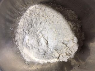 红糖麻糍,取适量的糯米粉
