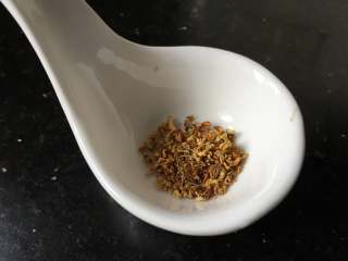 红糖麻糍,准备适量的干桂花，或者芝麻，亚麻籽都可以