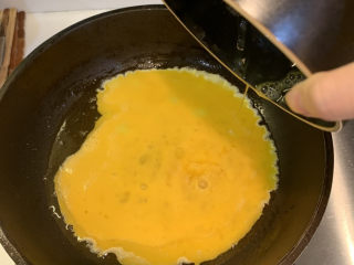 鸡蛋西红柿打卤面,热好的油倒入鸡蛋液，中火煎