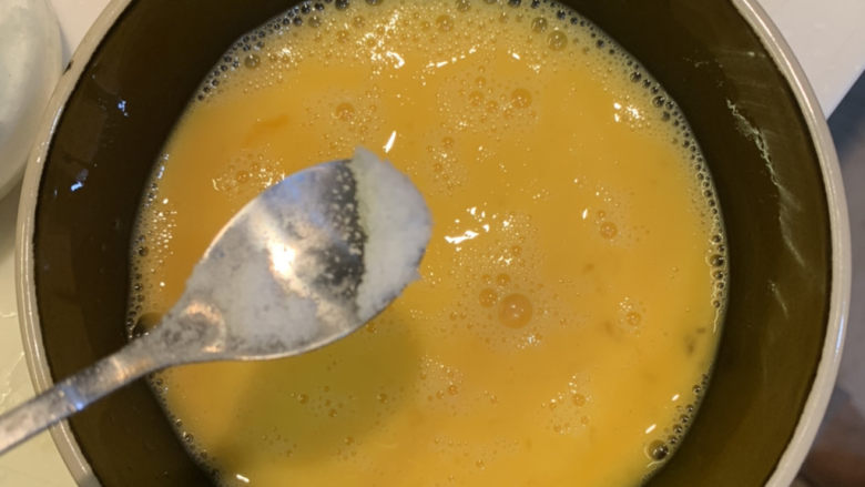鸡蛋西红柿打卤面,放入半勺盐搅拌均匀