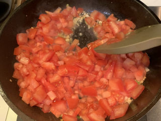 鸡蛋西红柿打卤面,再放入切好的番茄粒，中火翻炒出汁