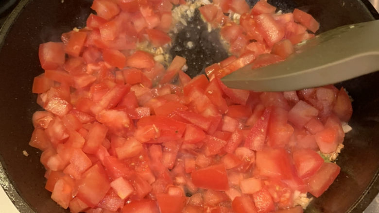 鸡蛋西红柿打卤面,再放入切好的番茄粒，中火翻炒出汁