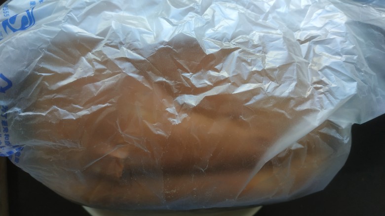 红枣面包,稍凉用保鲜袋罩上，面包变软，用刀切成片即可。剩下的也放袋中，尽快食用，以免变硬。