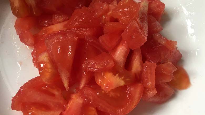 鸡蛋西红柿打卤面,番茄切块状