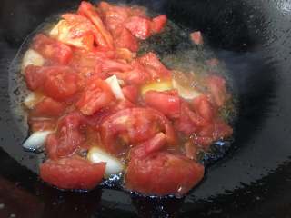 鸡蛋西红柿打卤面,放入西红柿翻炒至部分的番茄融化，这样的口感更佳，口感更浓郁