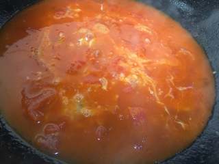 鸡蛋西红柿打卤面,锅里开小火打入鸡蛋液煮2分钟，鸡蛋非常的嫩