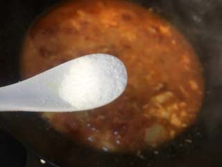 鸡蛋西红柿打卤面,加入适量的盐即可关火