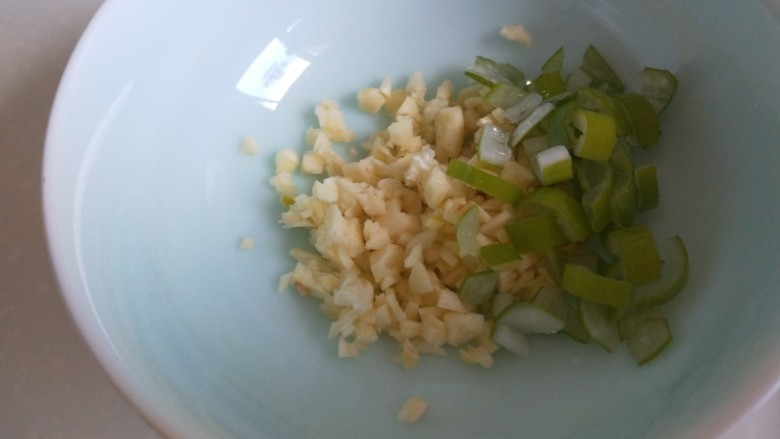 凉拌黄瓜卷,放入碗中，加入葱花。