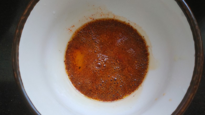 凉拌黄瓜卷,把花椒油趁热倒入辣椒粉中