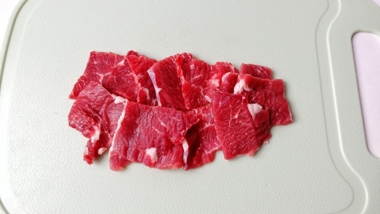 爆炒牛肉丝,牛肉要逆着纹理切，而且要切得越薄越好。