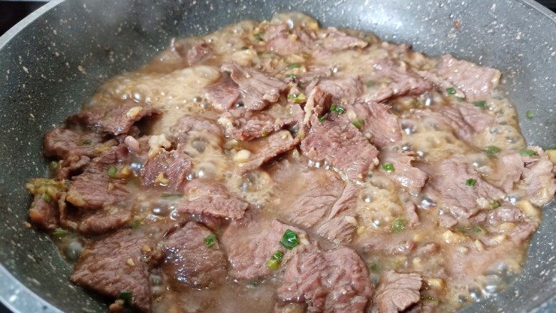 爆炒牛肉丝,炒到牛肉肉色发白。