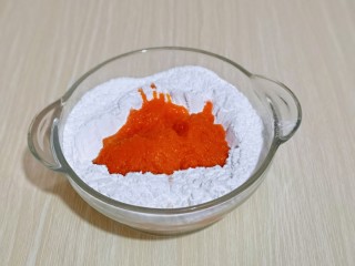 红糖麻糍,，南瓜泥加入糯米粉中。