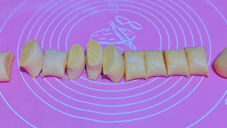 红糖麻糍,分割成等份的小面团，大小可以根据个人喜好来。