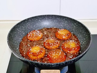红糖麻糍,汤汁浓稠后撒上一把熟白芝麻，即可关火。