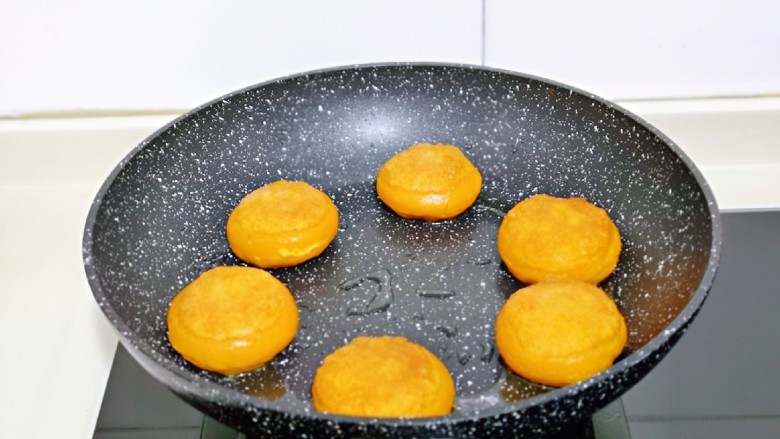 红糖麻糍,小火慢煎，煎至两面金黄，熟透即可。