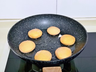 红糖麻糍,平底锅中加入少许食用油，摆放上南瓜糯米糍，并间隔距离，吃几个煎个。