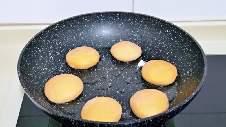 红糖麻糍,平底锅中加入少许食用油，摆放上南瓜糯米糍，并间隔距离，吃几个煎个。