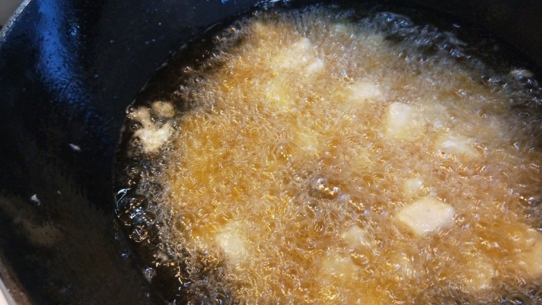 麻辣干锅鸡,下油炸制微黄捞出来。