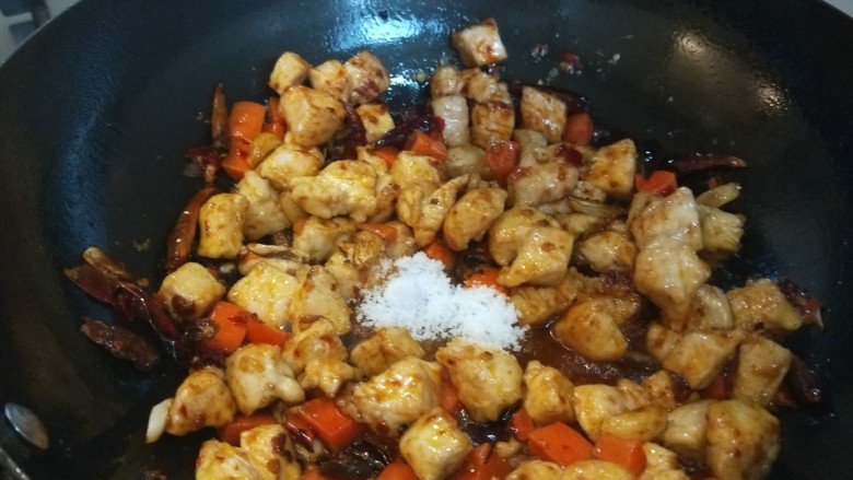 麻辣干锅鸡,加入适量盐。