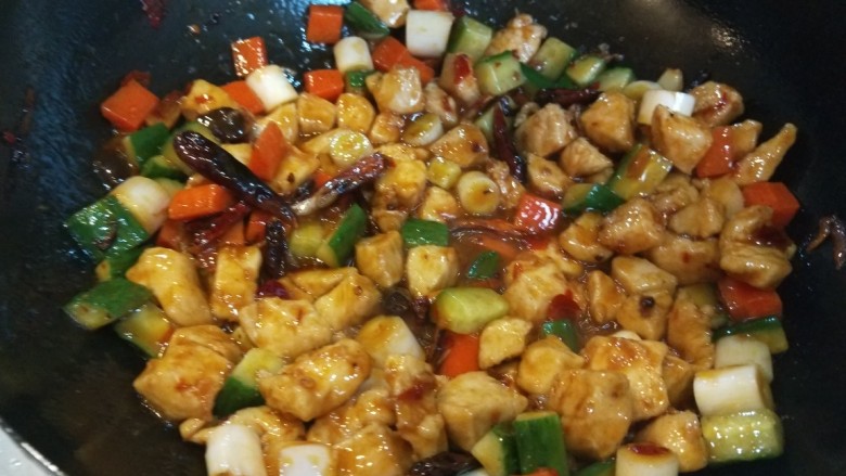 麻辣干锅鸡,倒入土豆块，加入鸡精炒均匀即可。