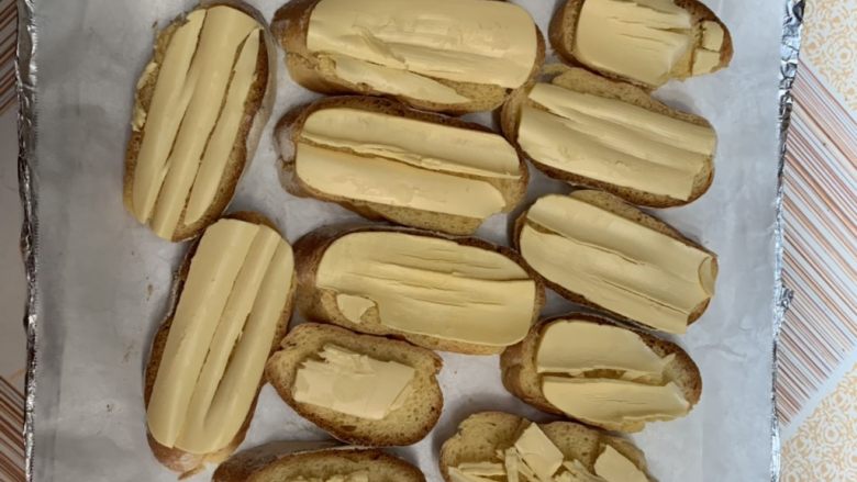 甜脆面包片,不用软化黄油，直接切薄片铺在面包片上。不想要脆脆糖粒效果的这个时候直接在表明撒上白糖。