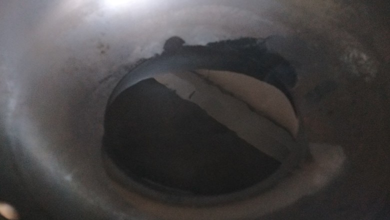 凉拌黄瓜卷,锅中倒入适量油烧热。
