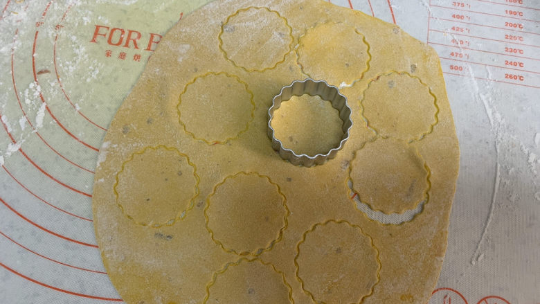 彩色饺子（宝宝辅食）,剩下多余的饺子皮铺上面粉防粘，擀成薄片，压出花型